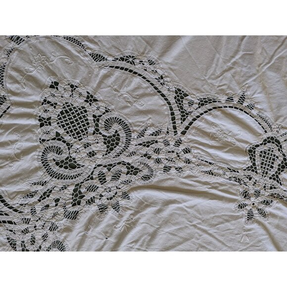 Antique Battenberg table cloth 56x75" (AS IS), Tape Lace Bridal breakfast table - Picture 10 of 10